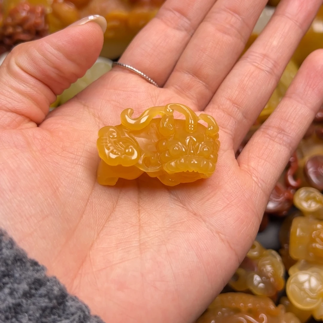 石英质玉（黄龙玉）未镶嵌颈饰