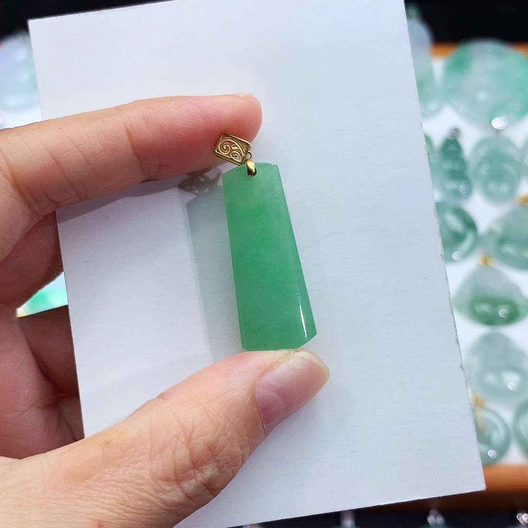 颈饰18K金镶嵌翡翠翡翠吊坠