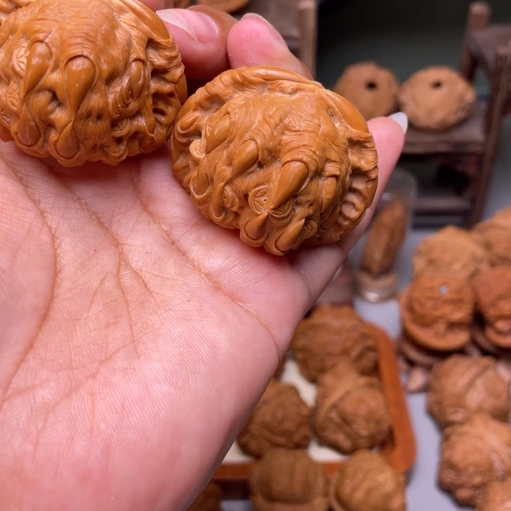莘****师白狮子雕刻的吞噬