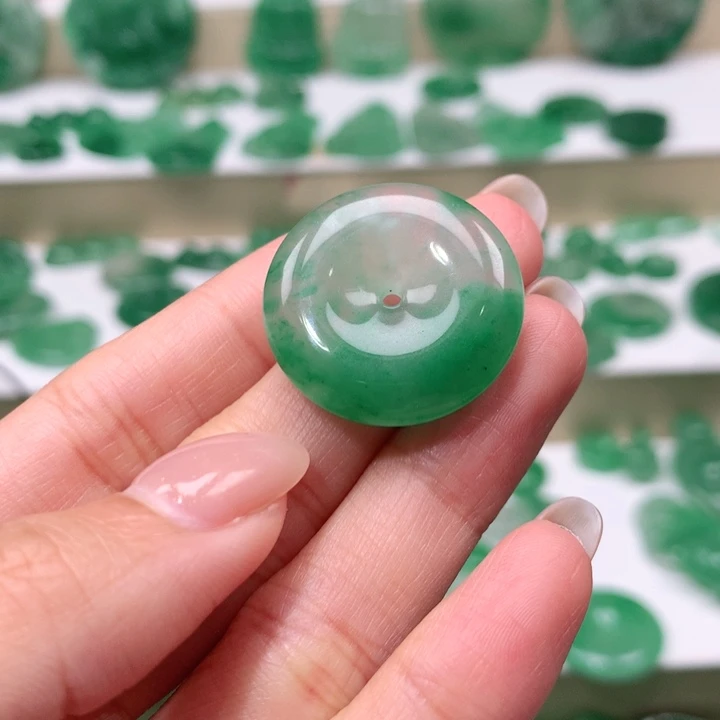 颈饰未镶嵌石英质玉