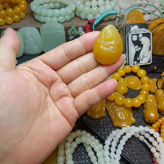 石英质玉（黄龙玉）未镶嵌颈饰