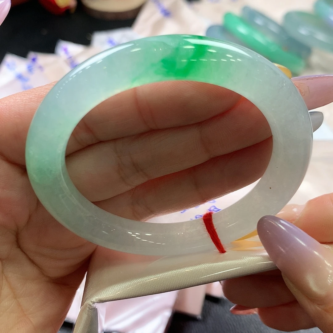 翡翠未镶嵌手镯52.5高货大漏，包容