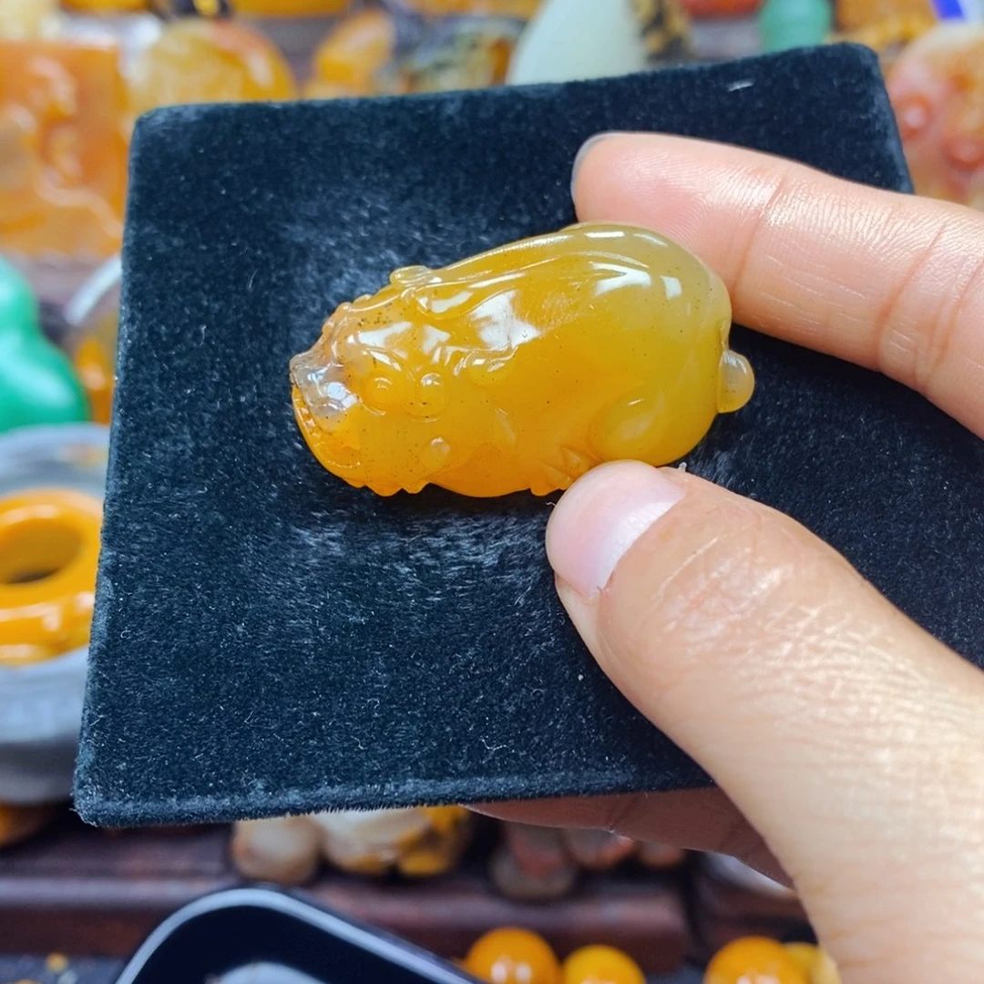 石英质玉（黄龙玉）未镶嵌颈饰