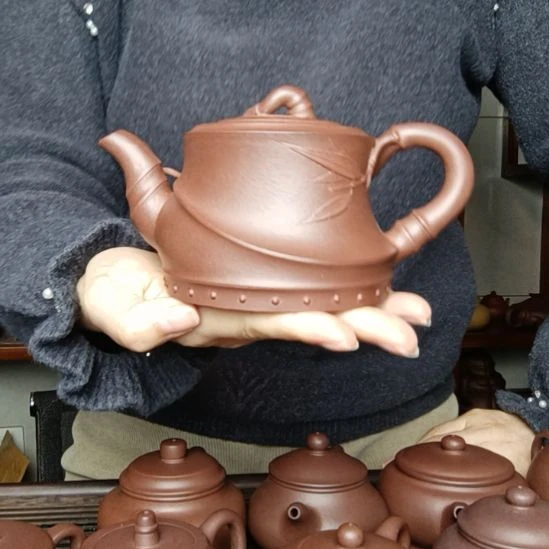 好***在紫砂茶壶原矿底曹青  容量300cc。