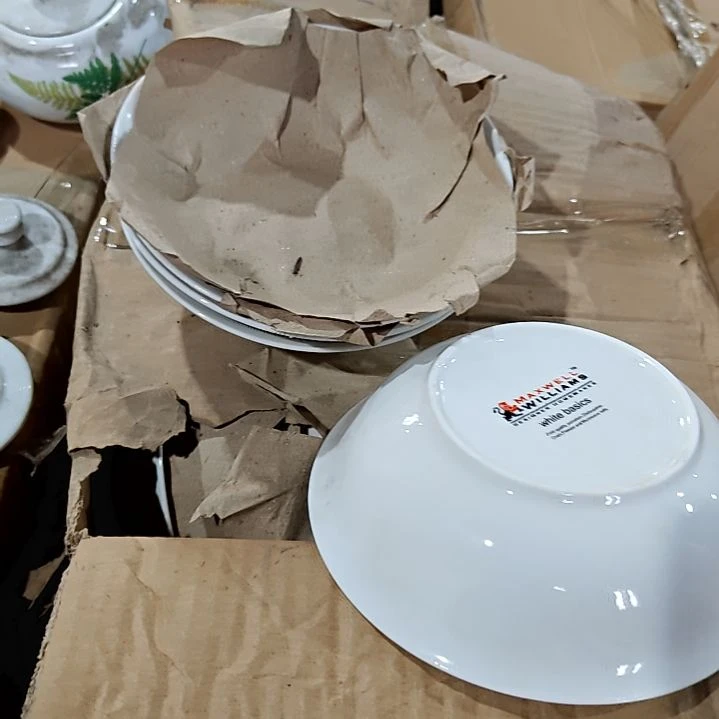 瓷片盘子碗茶壶啥都有
