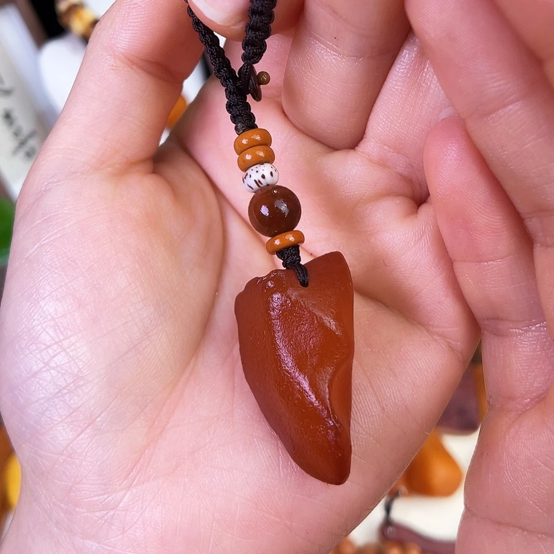 琥珀珠宝奇石未镶嵌。