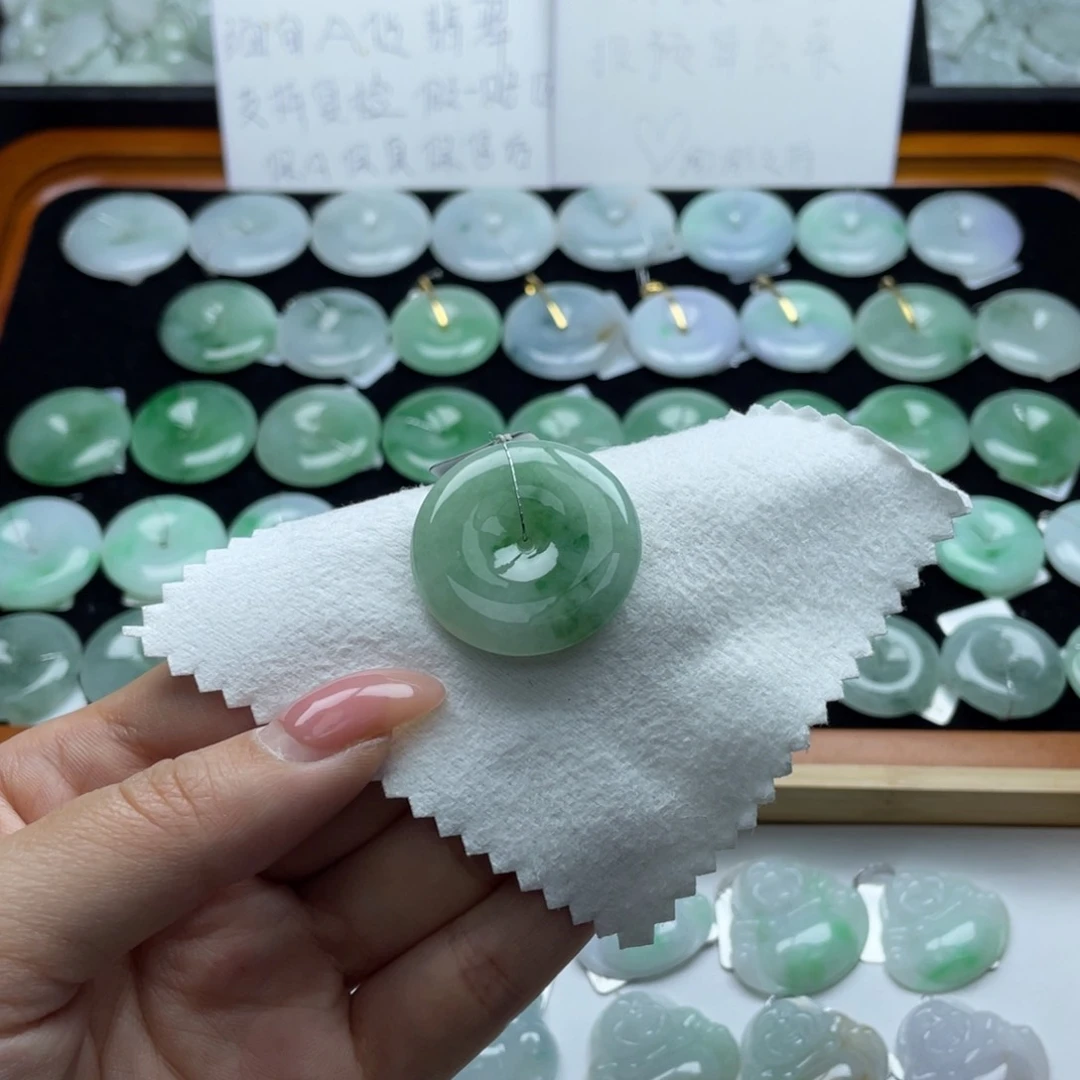 翡翠颈饰未镶嵌平安扣