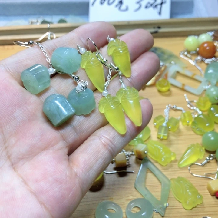 【闪购商品】蛇纹石玉耳环未镶嵌青*