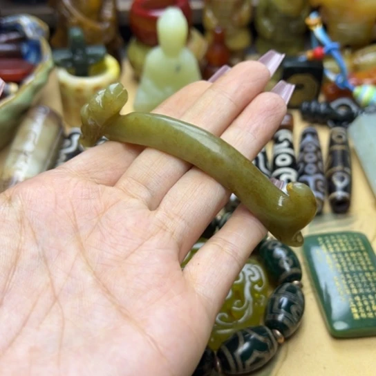 蛇纹石玉未镶嵌颈饰