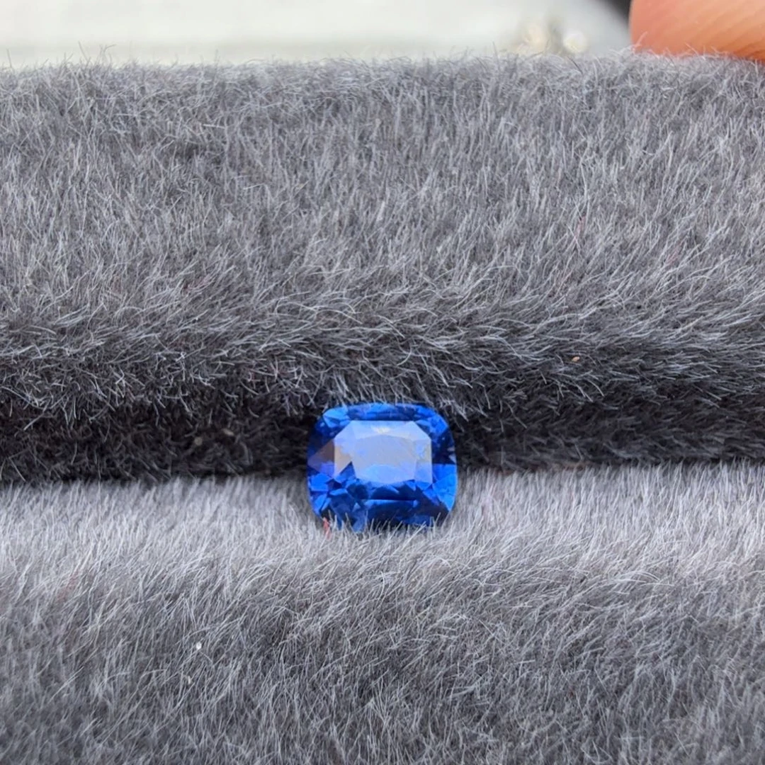 蓝宝石裸石1.05克拉老烧