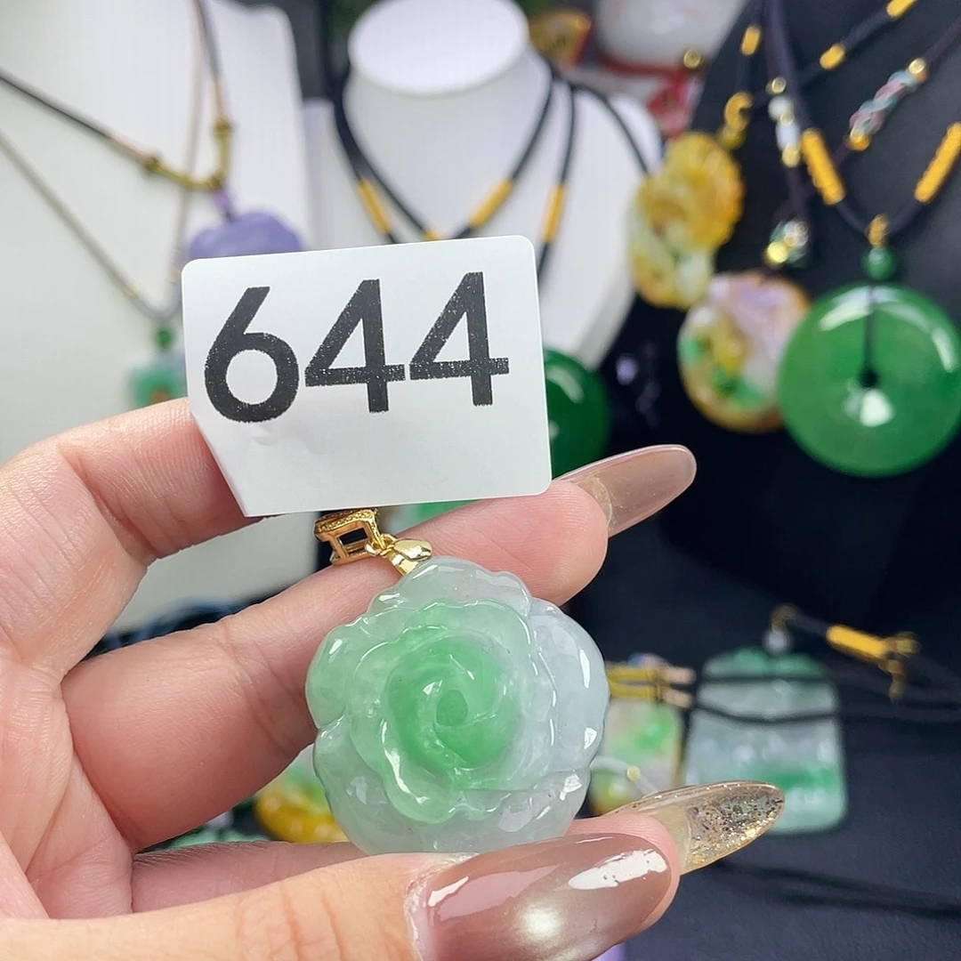 翡翠未镶嵌吊坠(赠链)