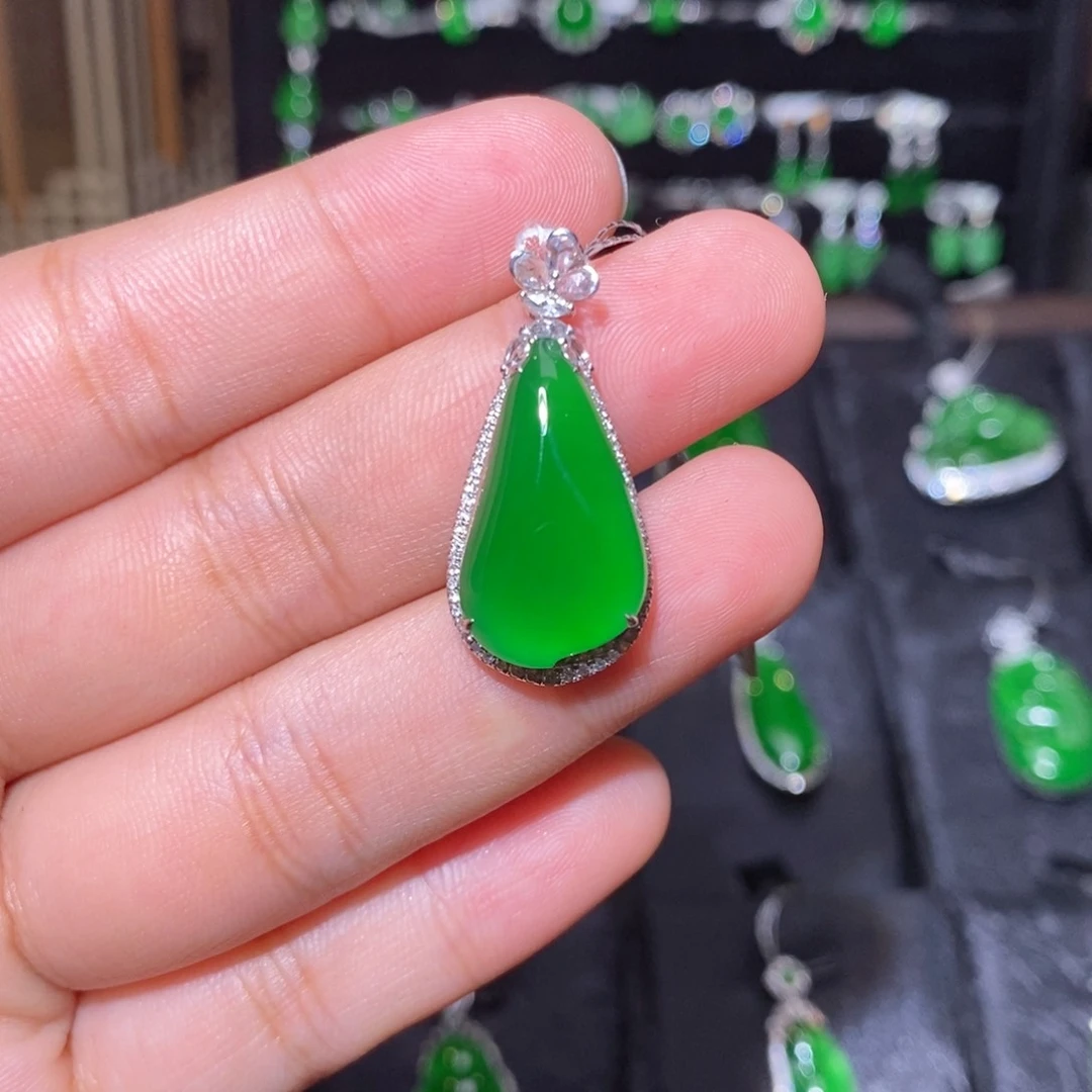 颈饰18K金镶嵌翡翠天然翡翠