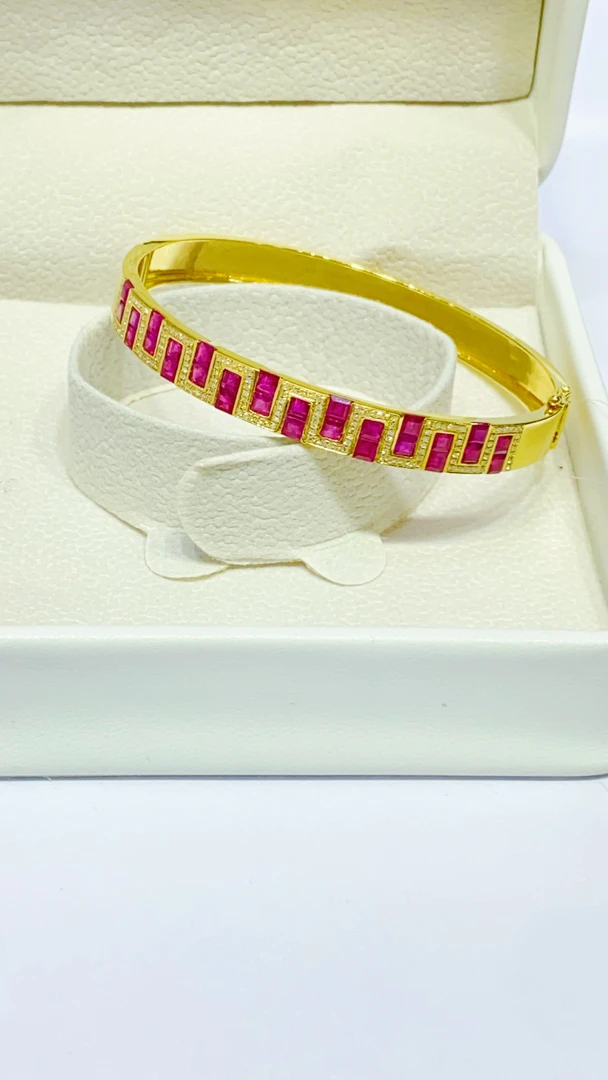 18K金镶嵌红宝石手镯回纹款 K黄