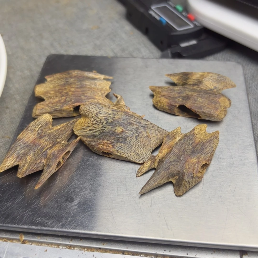 沉香碎屑沉香°**仙海南老白棋沉水12.8克多样性