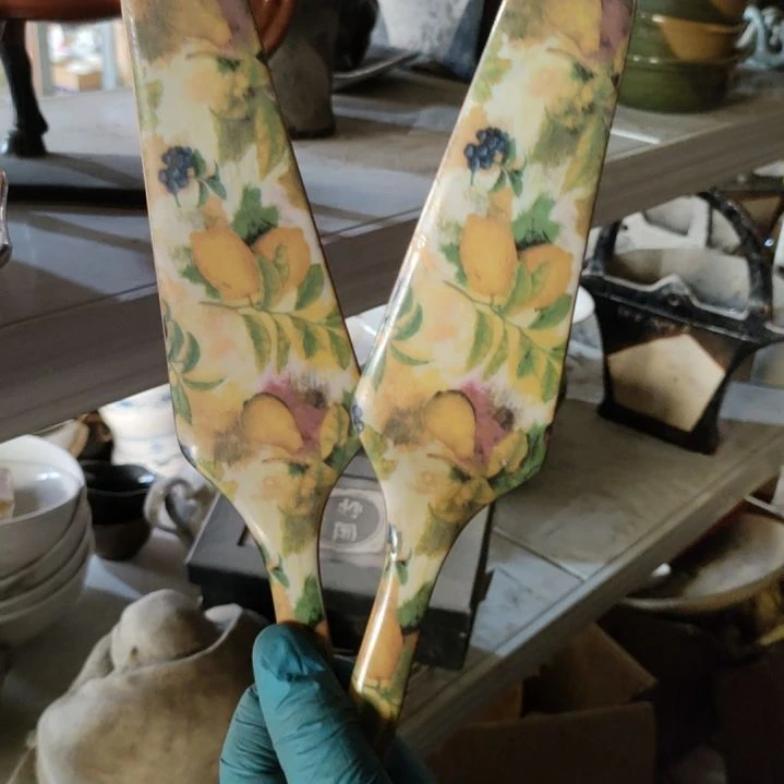 摆件。陶瓷盘子碗啥都有