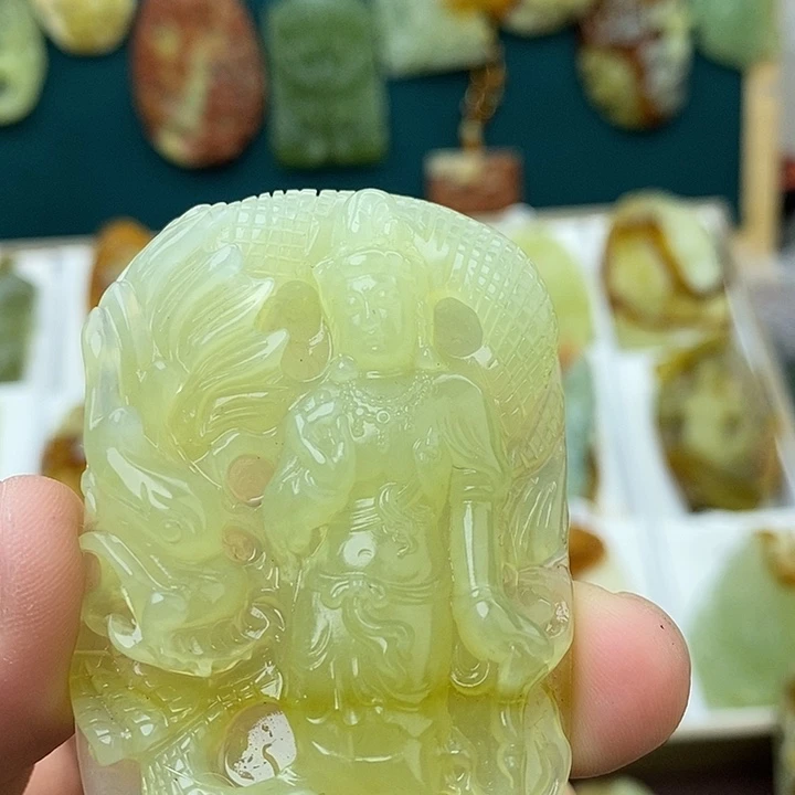 蛇纹石玉未镶嵌颈饰玉龙观音