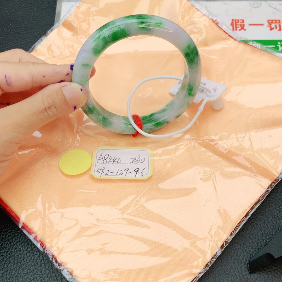 翡翠手镯未镶嵌翡翠