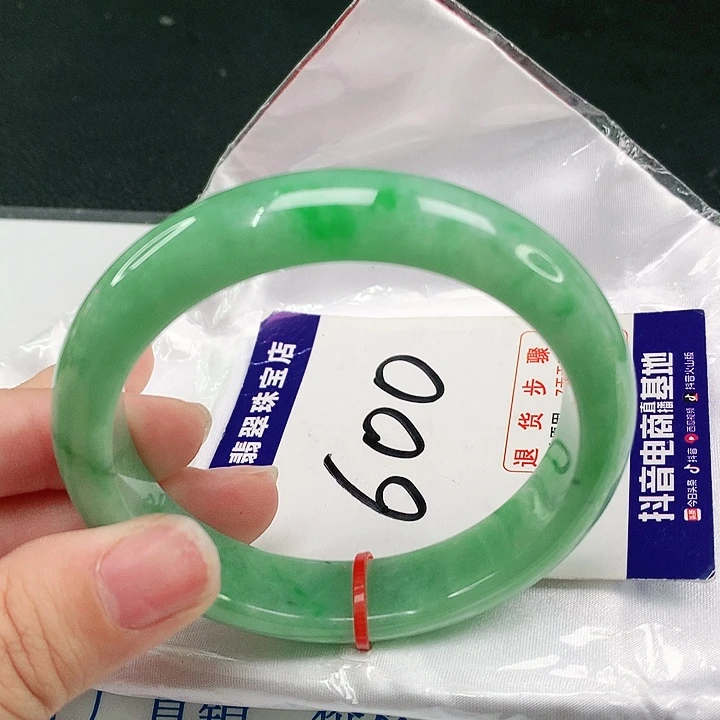 翡翠手镯未镶嵌翡翠