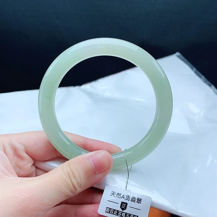 翡翠手镯未镶嵌54圈