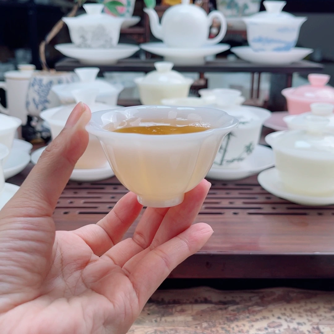 德化白瓷50毫升左右在地上一
