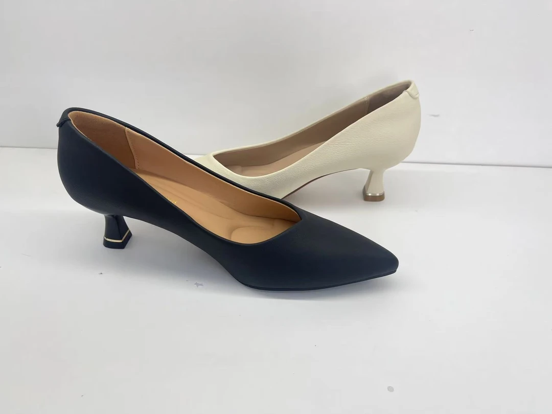 时尚猫跟鞋春秋新款女鞋尖头小跟单鞋百搭黑色米色中跟鞋24C1667