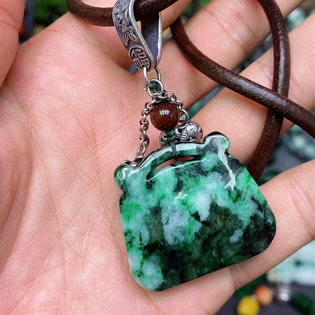 翡翠未镶嵌颈饰漂亮美眉是