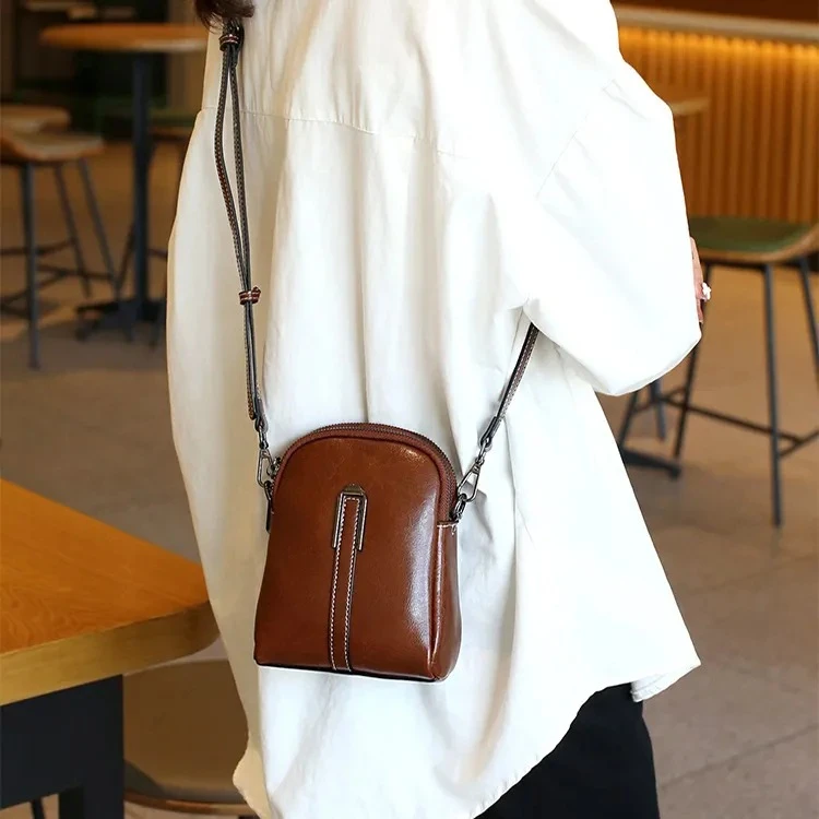 真皮手机包女2025新款轻奢时尚女士斜挎包复古高级油蜡皮单肩小包