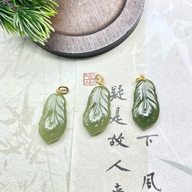 BY84和田玉羽毛S925银镶吊坠17*29*5mm+多样性发其一