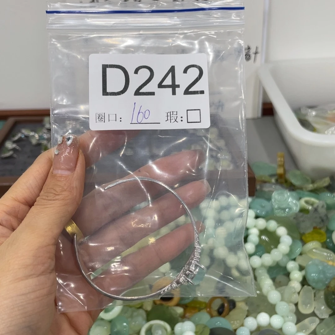 未镶嵌蛇纹石玉颈饰帝*