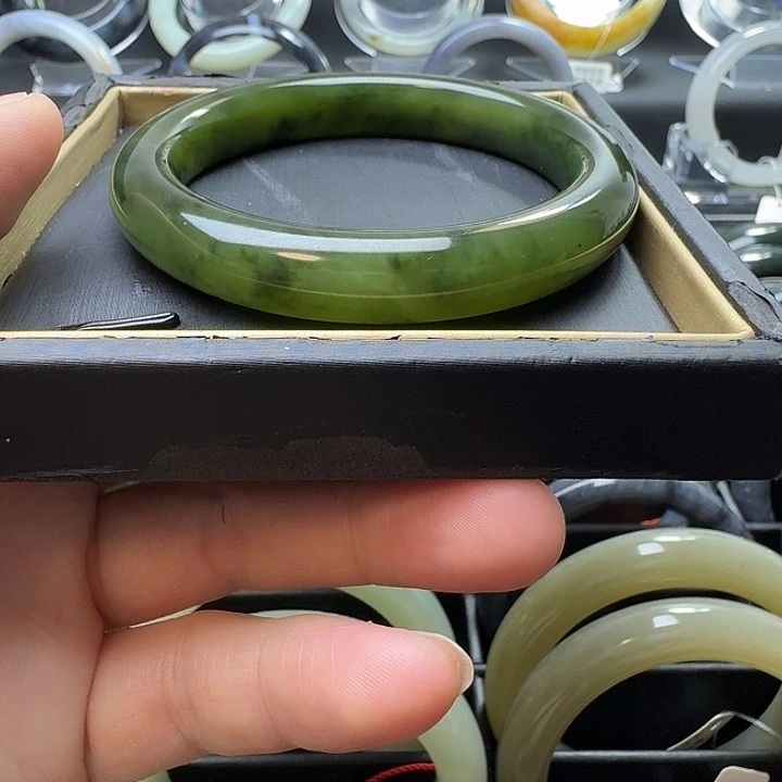 和田玉未镶嵌手镯