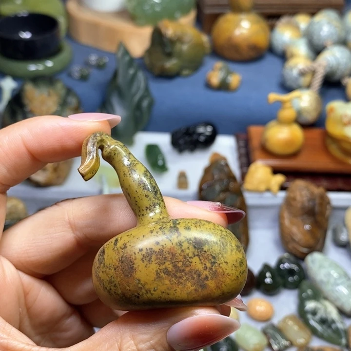 未镶嵌岫岩河磨玉（透闪石质玉）把件