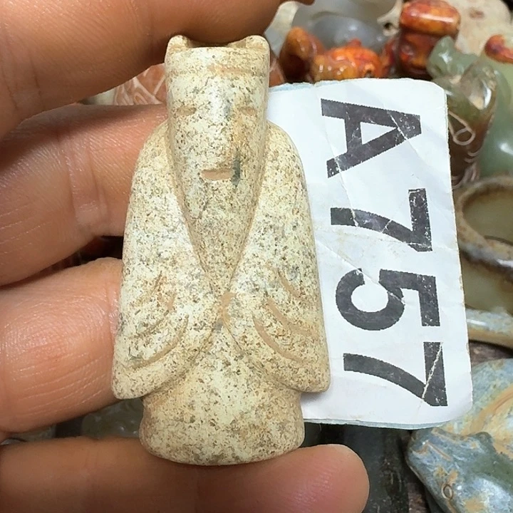 蛇纹石玉颈饰未镶嵌