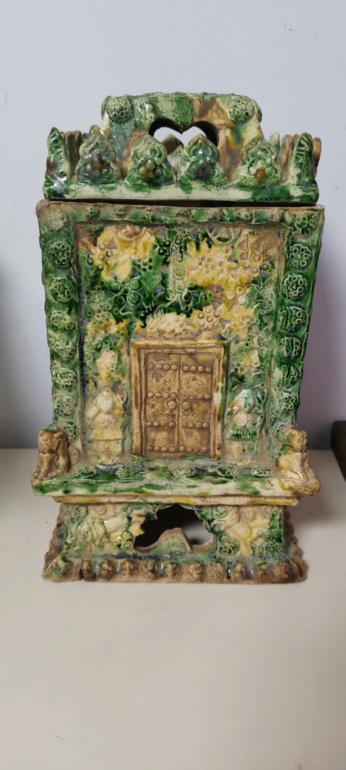 三彩舍利塔器型优美