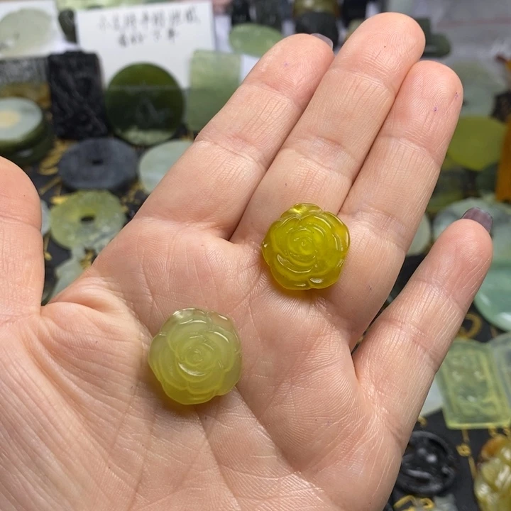 蛇纹石玉颈饰合金