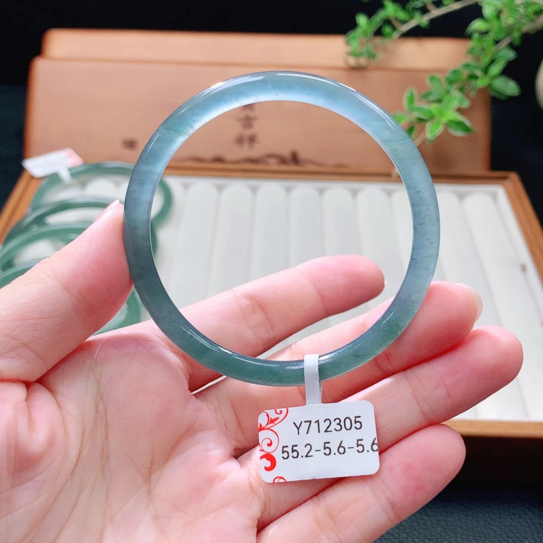 未镶嵌手镯（圆镯）翡翠