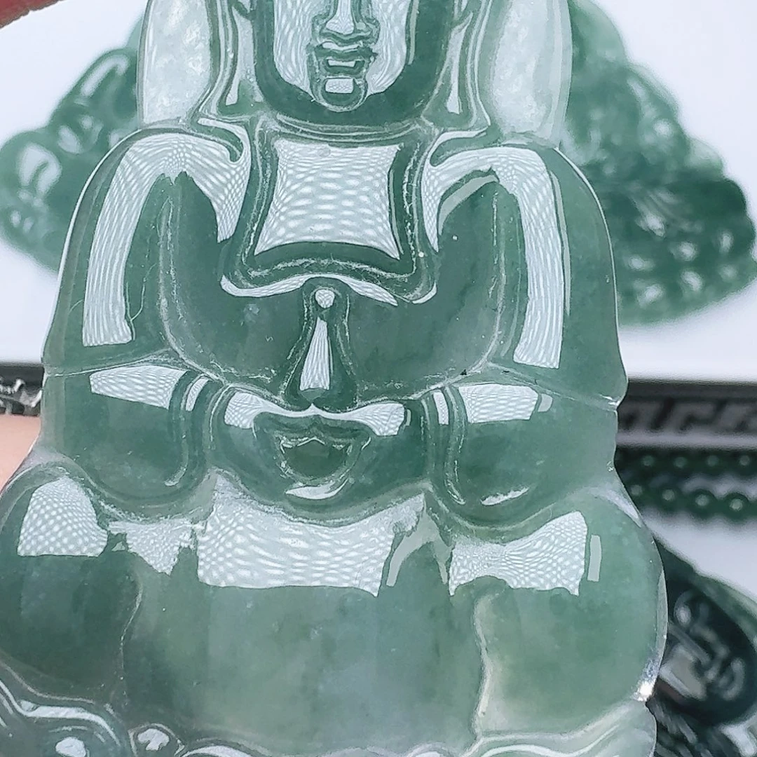 翡翠未镶嵌颈饰多样性发其一