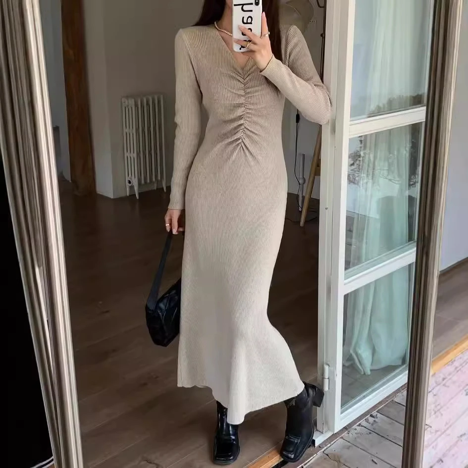 秋冬款法式设计感褶皱显瘦针织连衣裙女纯色气质打底内搭毛衣长裙