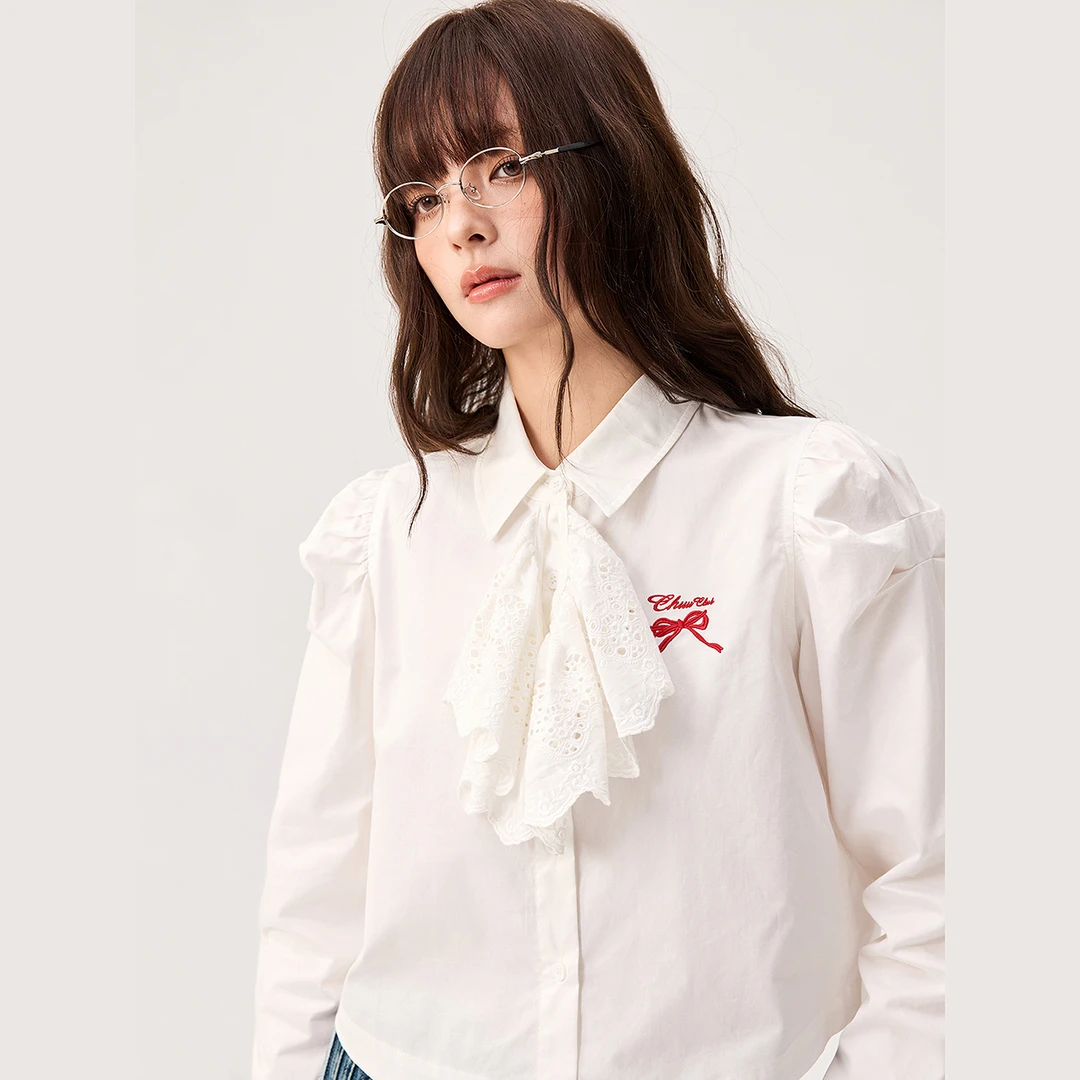 CHUU秋季女装字母蝴蝶结刺绣设计蕾丝装饰长袖甜妹衬衫