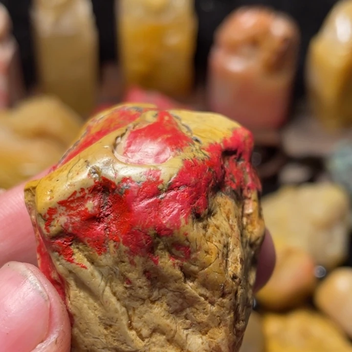 田黄石关**音42克昌化鸡血石