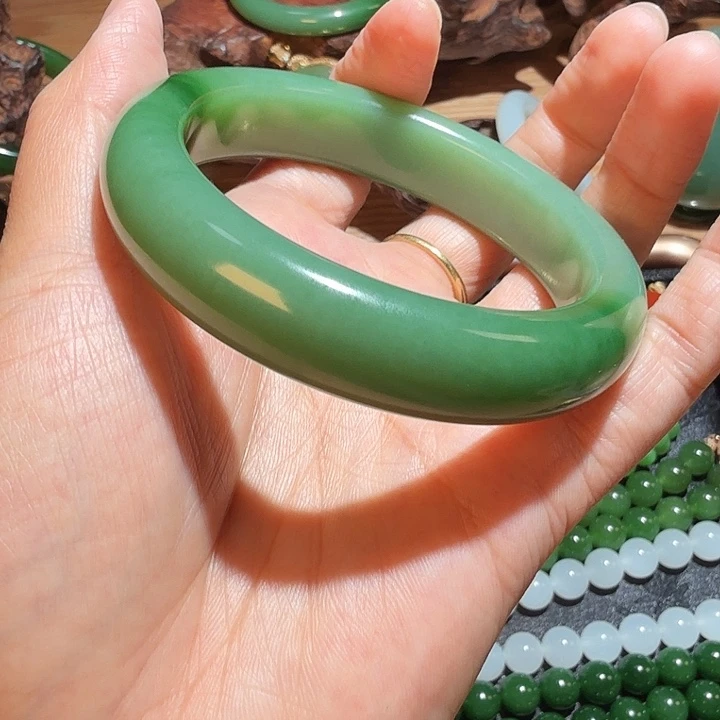 和田玉（碧玉）未镶嵌手镯俄碧 绿底粉青