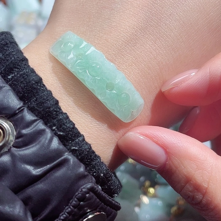 翡翠颈饰未镶嵌8883。