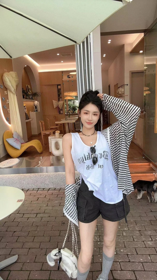 LIN-【慵懒宅妹】定制开叉字母背心➕灰工装短裤➕横条戴帽防晒外套