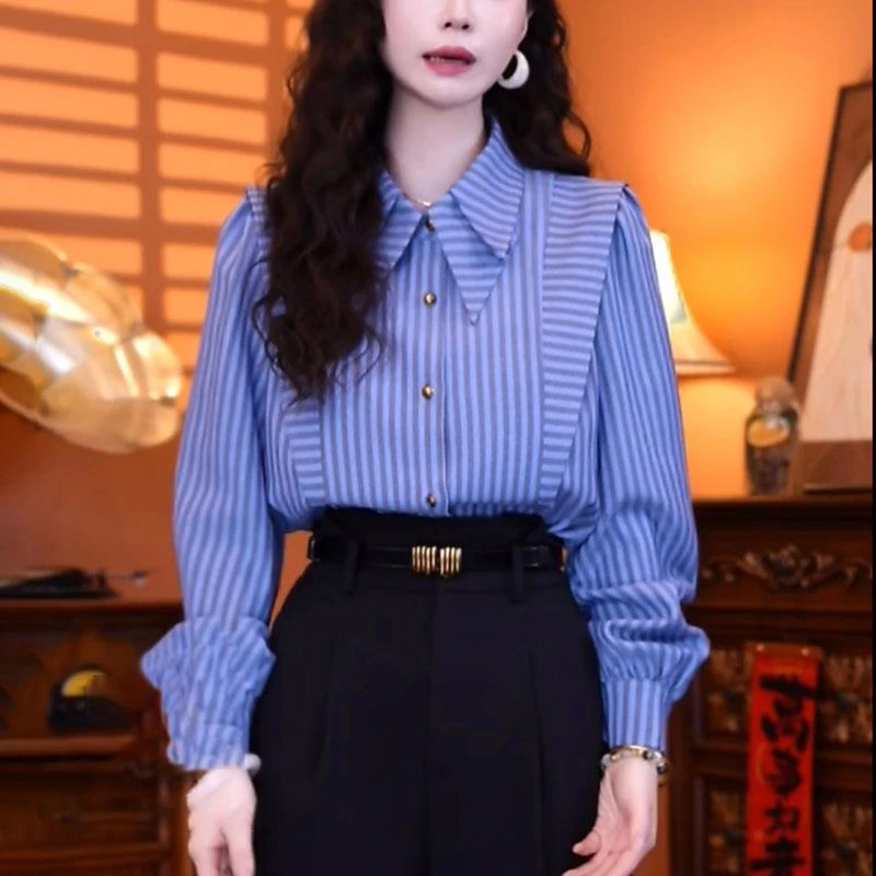 蓝色条纹衬衫女2025春季新款高级设计感洋气减龄宽松休闲显瘦上衣