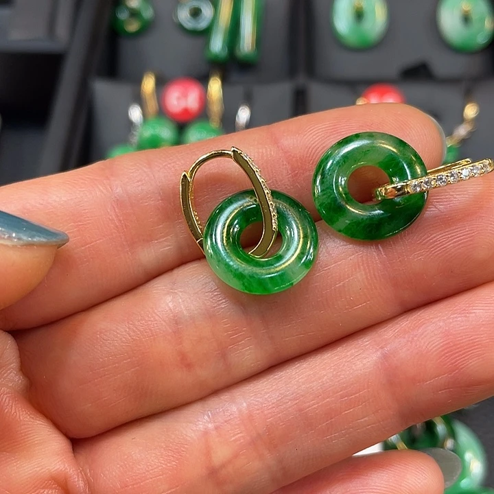 翡翠未镶嵌耳饰时*甜甜圈