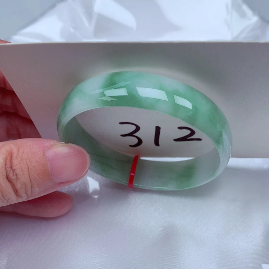 翡翠手镯未镶嵌翡翠