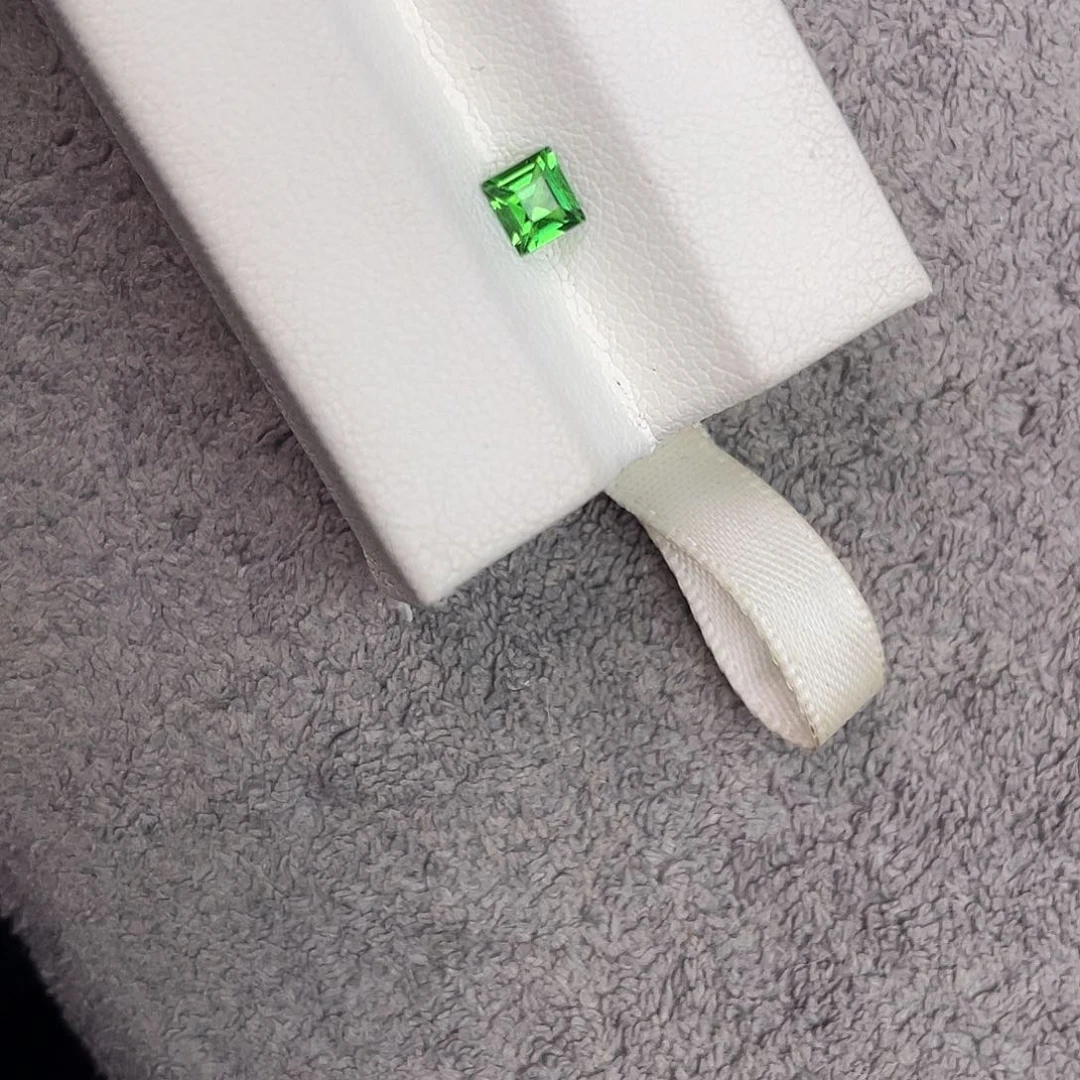 石榴石（沙弗莱）裸石未镶嵌0.4Ct。