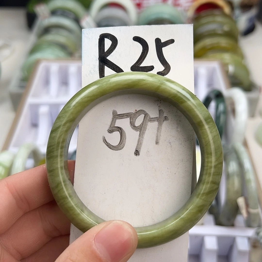 岫玉手镯未镶嵌天然岫玉微瑕，可以正常佩戴