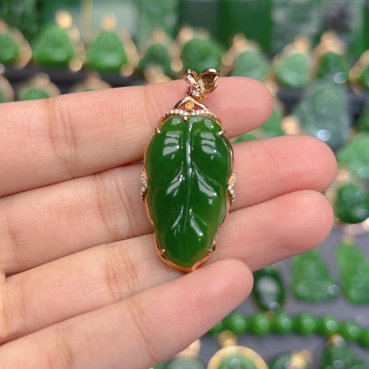 颈饰18K金镶嵌和田玉（碧玉）