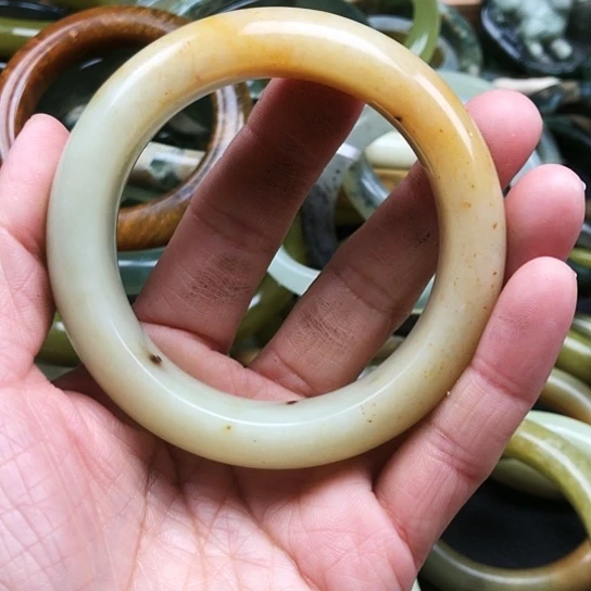 蛇纹石玉手镯未镶嵌凤*飞