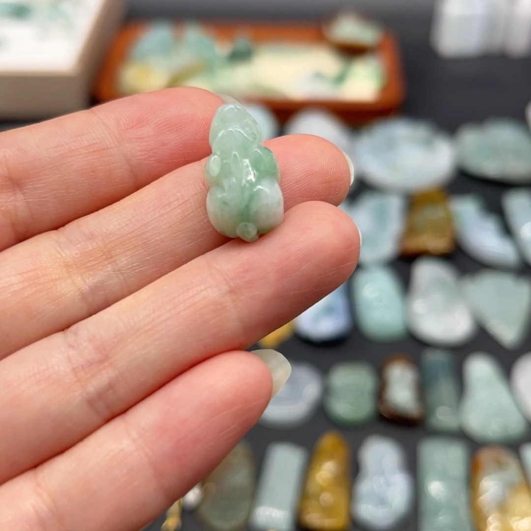 翡翠未镶嵌颈饰貔貅